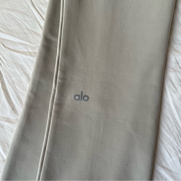 NWT Alo Yoga Airbrush High-Waist 7/8 Flutter Legging in California Sand - Picture 6 of 8